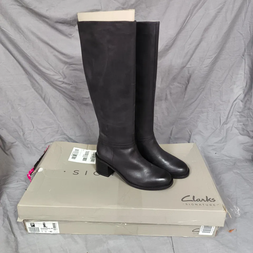 BOXED PAIR OF CLARKS SIGNATURE CHAMBERLY HI KNEE BOOTS - BLACK, SIZE 7