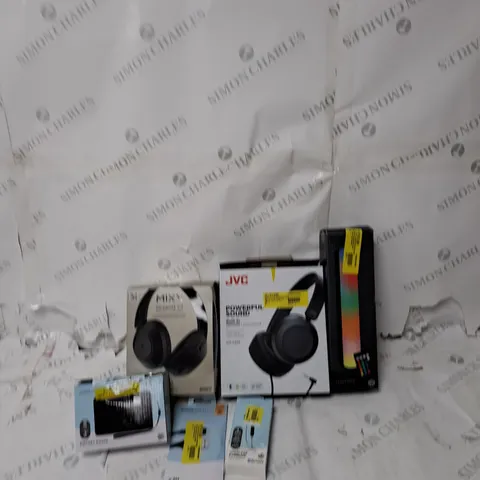 BOX OF APPROXIMATELY 25 HOUSEHOLD ELECTRICAL ITEMS TO INCLUDE HEADPHONES, RADIOS, CHARGERS ETC