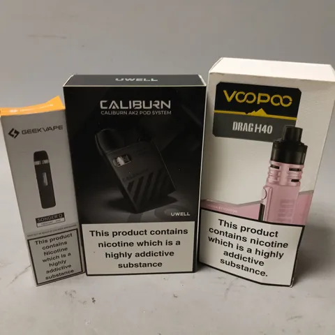 APPROXIMATELY 20 VAPES, E-CIGARETTES & ACCESSORIES TO INCLUDE VOOPOO DRAG H40, UWELL CALIBRUN AK2, GEEKVAPE SONDER Q, ETC
