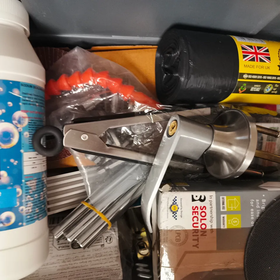 APPROXIMATELY 10 ASSORTED HOUSEHOLD ITEMS