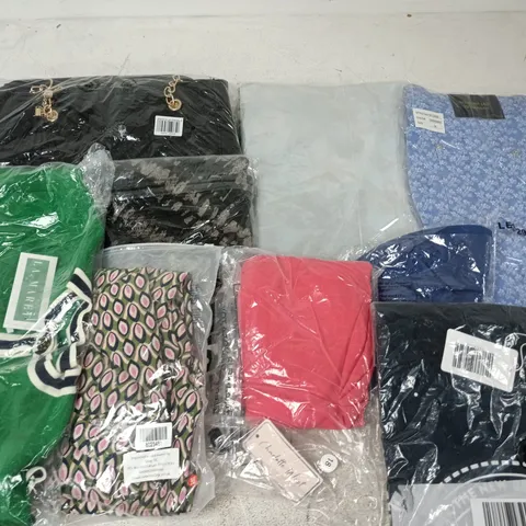 LOT OF APPROXIMATELY 35 ASSORTED CLOTHING ITEMS IN VARIOUS STYLES AND SIZES