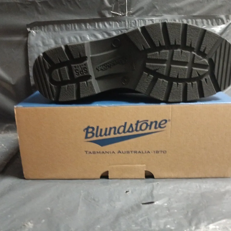 BOXED PAIR OF BLUNDSTONE ANKLE BOOTS IN BROWN SIZE 10