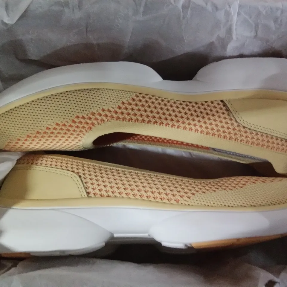 2 BOXES OF VIONIC SHOES CONTAINING KALLIE BALRNA SUN SIZE 5