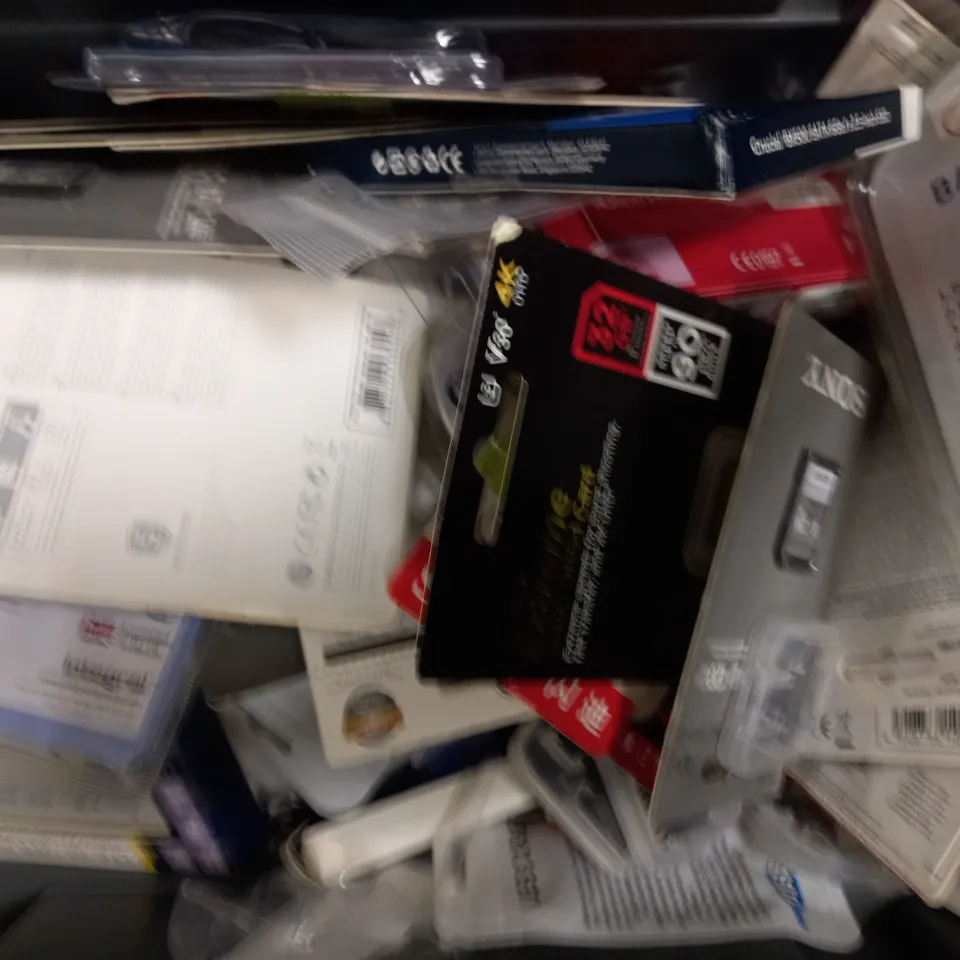 LOT OF APPROXIMATELY 50 ASSORTED MEMORY CARDS