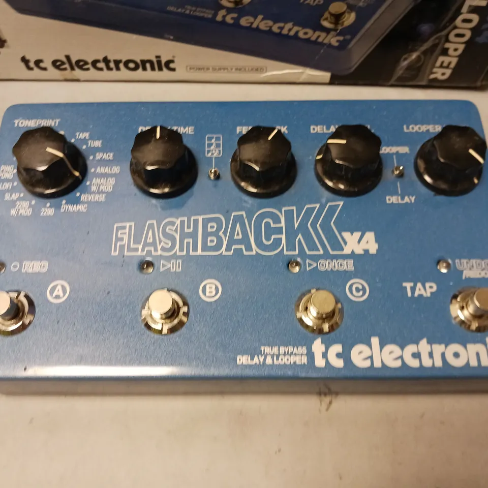 TC ELECTRONIC FLASHBACK X4 DELAY AND LOOPER