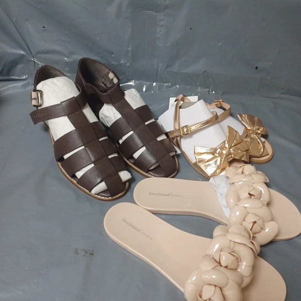 APPROXIMATELY 25 ASSORTED FOOTWEAR RELATED ITEMS IN VARYING STYLE/SIZE/COLOUR TO INCLUDE H&M, RIVERISLAND, CELTIC & CO, ETC