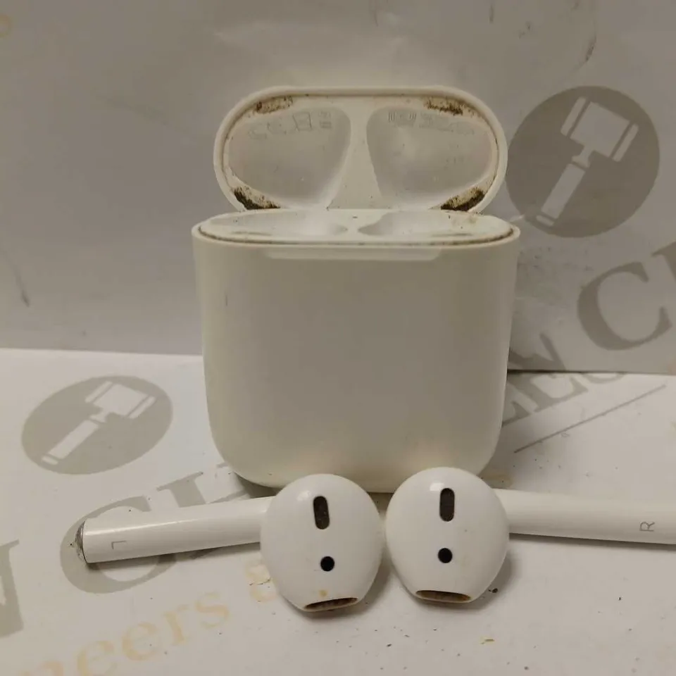 1ST GENERATION APPLE AIRPOD BUDS