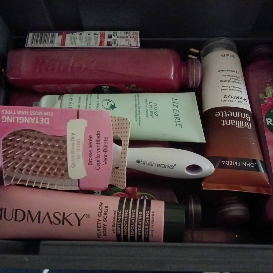 APPROXIMATELY 15 ASSORTED HEALTH & BEAUTY PRODUCTS TO INCLUDE RADOX FEEL RADIANT, LIZ EARLE CLOTH CLEANSER, LOREAL REVITALIFT FILLER, ETC - COLLECTION ONLY