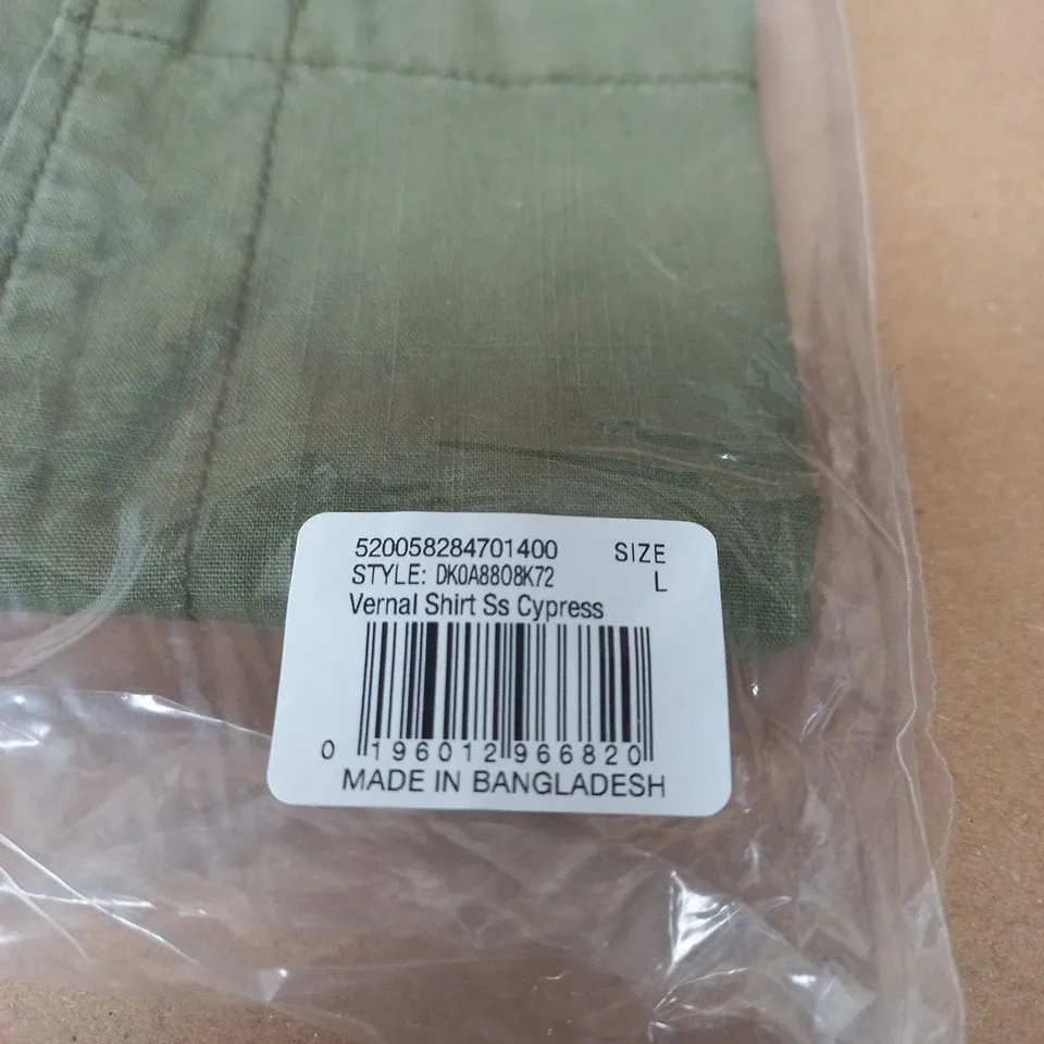 BAGGED DICKIES VERNAL SHIRT SS CYPRESS – MEN'S GREEN SHIRT, SIZE L
