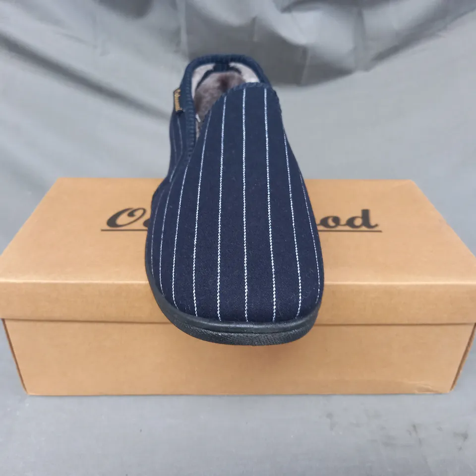 BOXED PAIR OF OAKENWOOD SLIPPERS IN NAVY UK SIZE 8