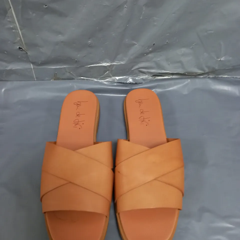 BEN DE LISI SANDALS BROWN SIZE 8