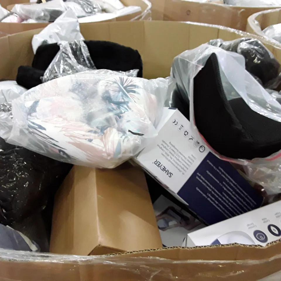 PALLET CONTAINING ASSORTED PILLOWS & CUSHIONS INCLUDING ORTHOPAEDIC KNEE PILLOW, WHITE GOOSE & DOWN DUVET, DONUT CUSHION, ORTHOPAEDIC SEAT CUSHION, MEMORY FOAM PILLOW