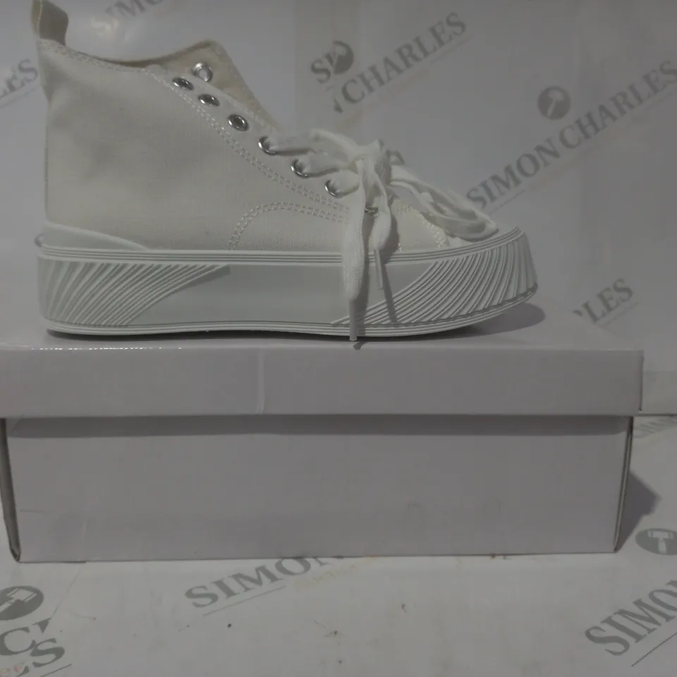 BOXED PAIR OF FASHION PLATFORM CANVAS SHOES IN OFF-WHITE EU SIZE 36