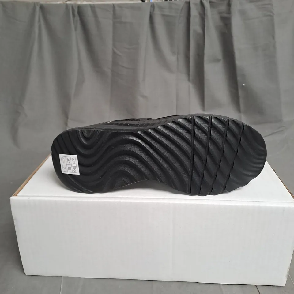 BOXED SKETCHERS BOB SPORT MEMORY FOAM TRAINERS IN BLACK - SIZE 4