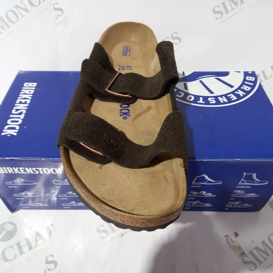 BOXED PAIR OF BIRKENSTOCK ARIZONA BS OPEN TOE SANDALS IN MOCHA COLOUR UK SIZE 7.5