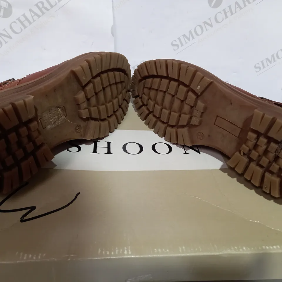 BOXED PAIR OF SHOON TAN LEATHER BOOTS  - SIZE 6
