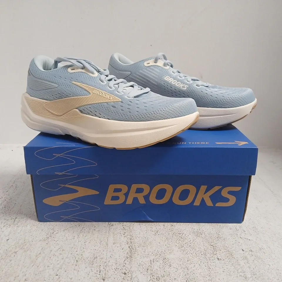 BOXED PAIR OF BROOKS GHOST MAX 3 TRAINERS IN BLUE/CREAM SIZE UK 6.5