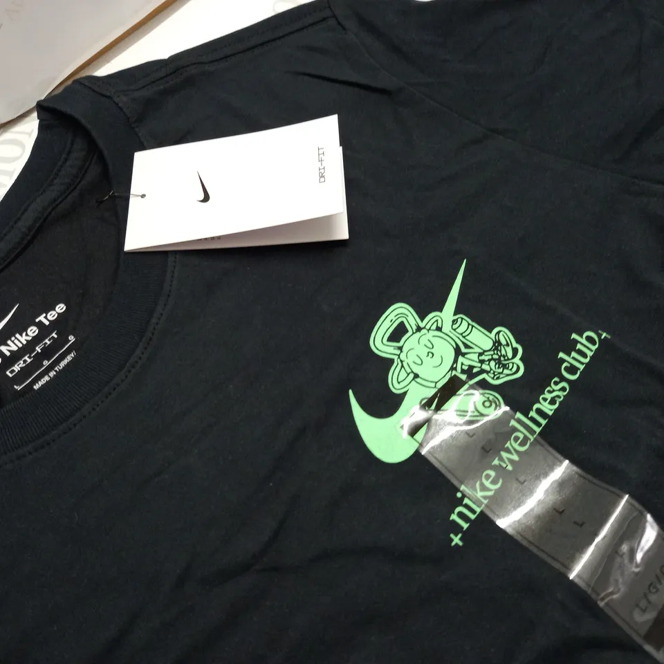 NIKE TEE WELLNESS CLUB BLACK T-SHIRT - L