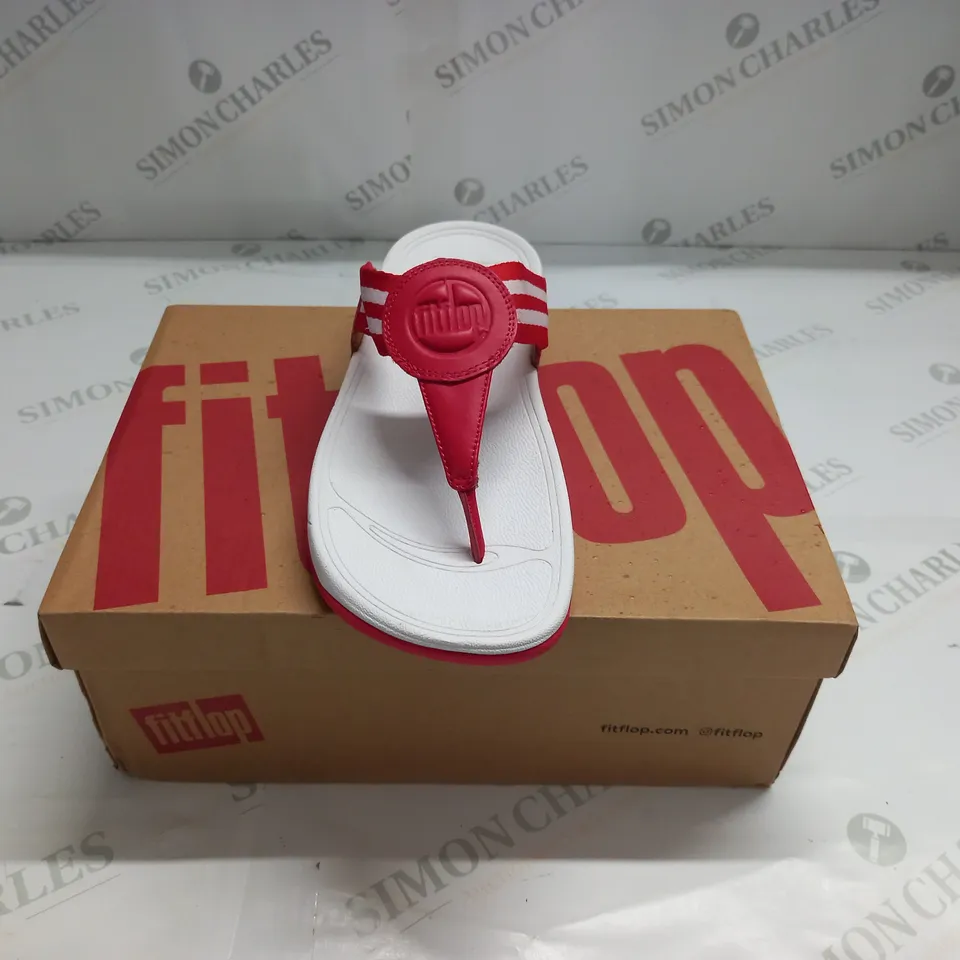 BOXED FIT FLOP WALKSTAR TOE-POST SANDALS IN RED - UK 5