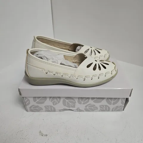 BOXED PAIR OF SHOETREE PALMA SHOES IN WHITE - UK 3