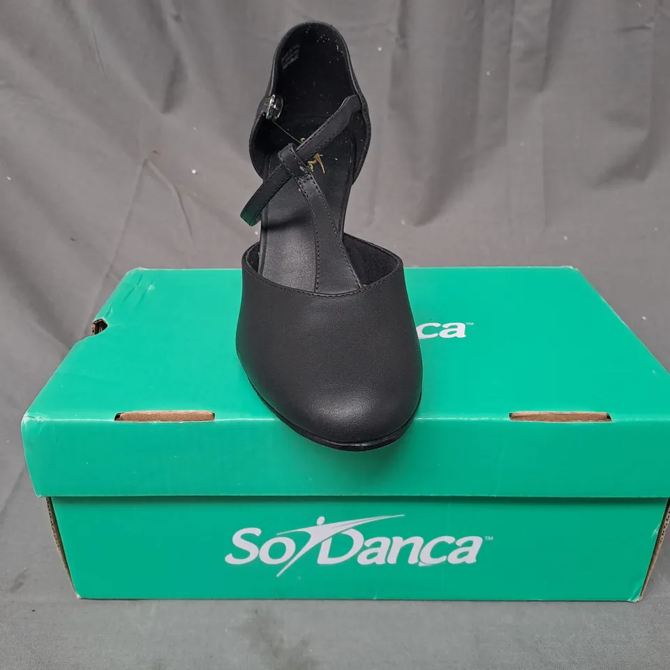 BOXED PAIR OF SO DANCA CLOSED TOE HEELED SHOES IN BLACK UK SIZE 4