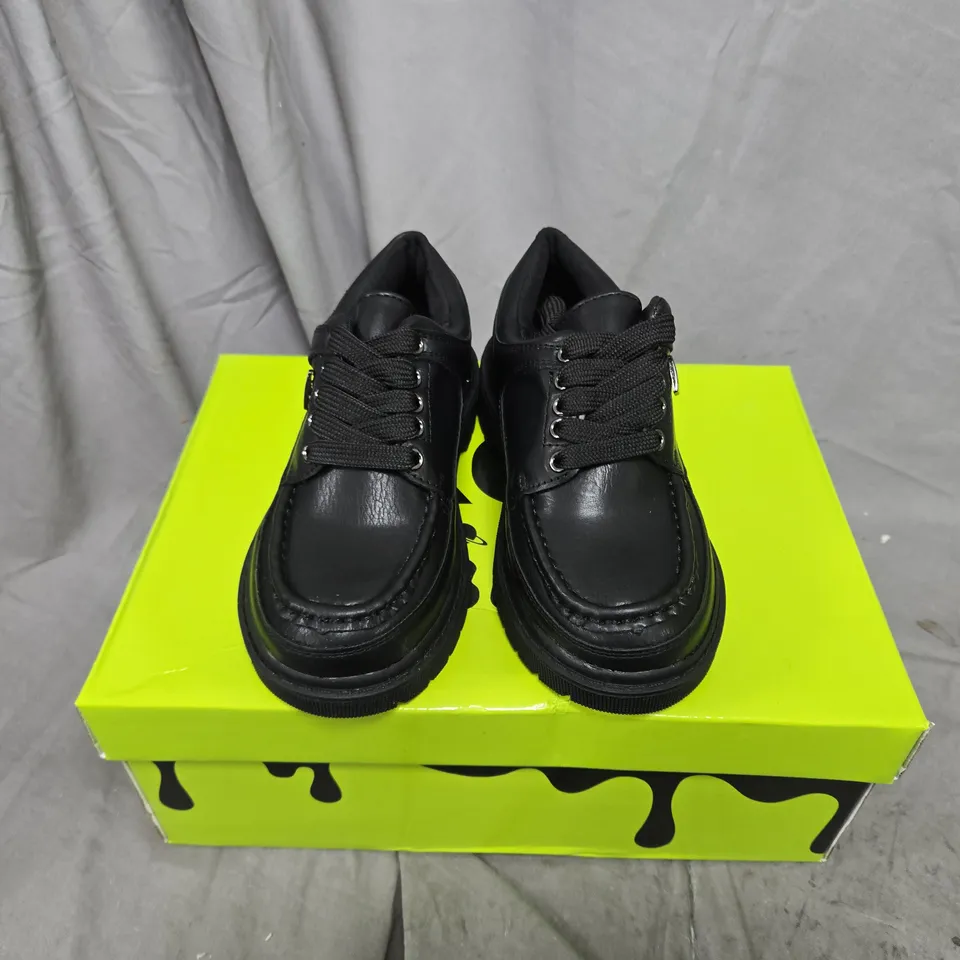BOXED PAIR OF KOI KIDZ PLAYFUL TREK KIDZ LACE UP SHOES IN BLACK - UK 10