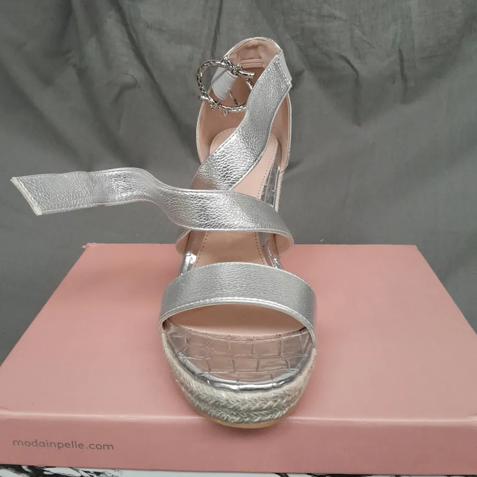 BOXED PAIR OF MODA CROSSOVER STRAP WEDGE SANDALS SIZE 39