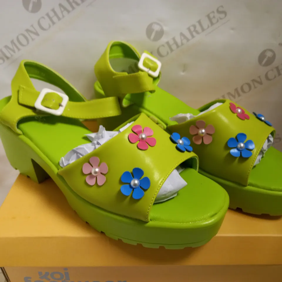 KOI VEGAN COZY FLOWER GARDEN GREEN CHUNKY SANDALS - SIZE 10