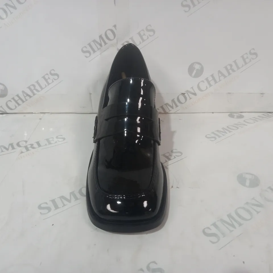 BOXED PAIR OF DESIGNER BLOCK HEEL SLIP-ON SHOES IN GLOSSY BLACK SIZE 4