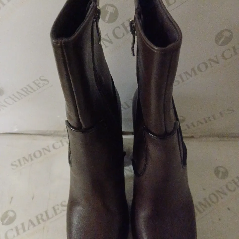 PAIR OF KOI WOMEN'S CHOCOLATE BROWN PLATFORM BOOTS SIZE 6
