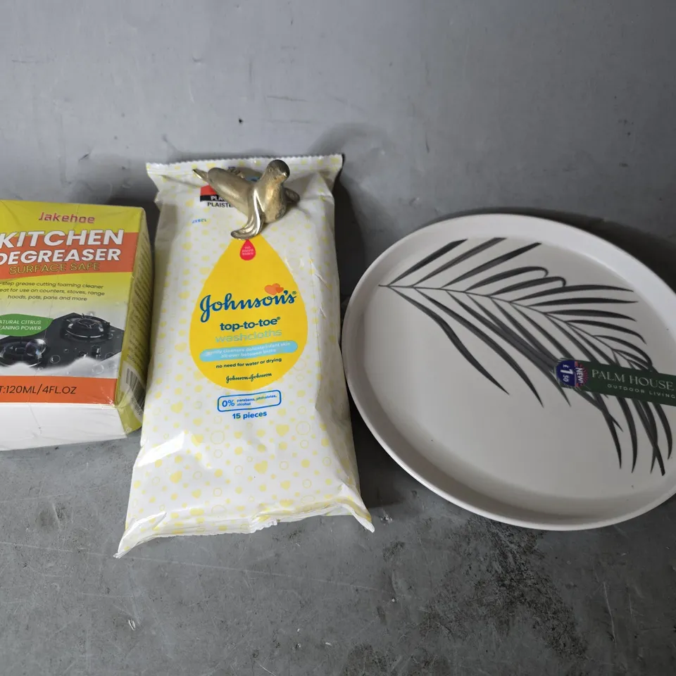 APPROXIMATELY 13 ASSORTED ITEMS TO INCLUDE - KITCHEN DEGREASER , JOHNSONS TOP TO TOE WASH CLOTHS , PLAM HOUSE OUTDOOR PLATE ETC