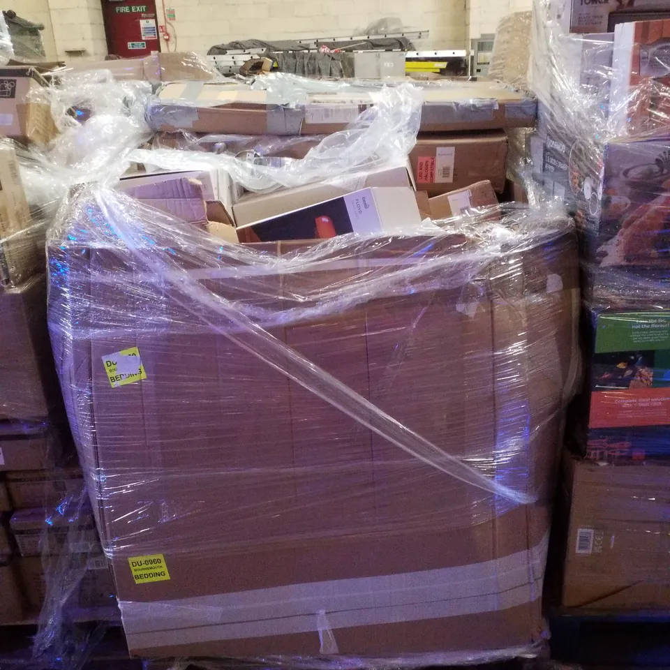 PALLET CONTAINING ASSORTED LAMPS & LIGHTING