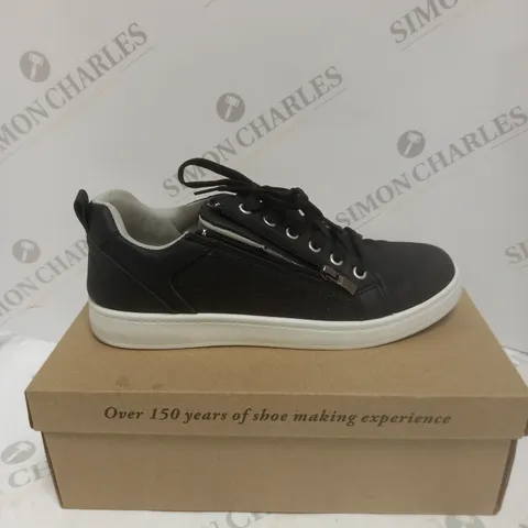 BOXED CUSHION WALK BLACK & WHITE TRAINERS - SIZE 7