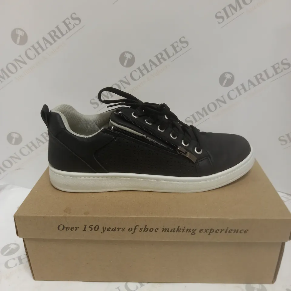BOXED CUSHION WALK BLACK & WHITE TRAINERS - SIZE 7