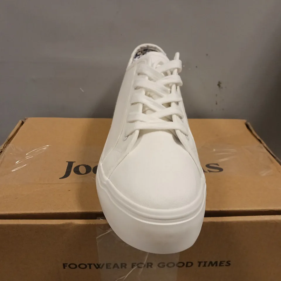 BOXED JOE BROWNS GOT TO HAVE IT PUMPS - WHITE - SIZE 8
