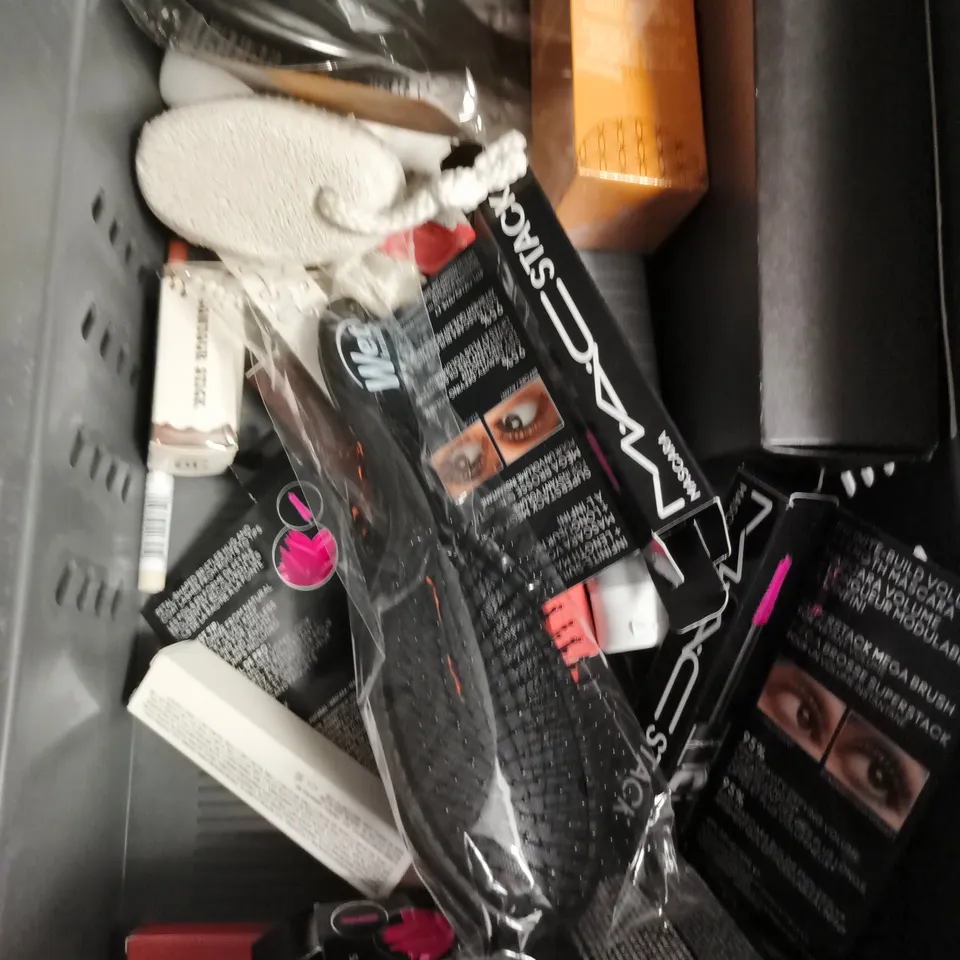 APPROXIMATELY 20 HEALTH AND BEAUTY PRODUCTS TO INCLUDE DOVE BODY WASH, DR SQUATCH FRESH FALLS CONDITIONER AND GARNIER VITAMIN C SERUM