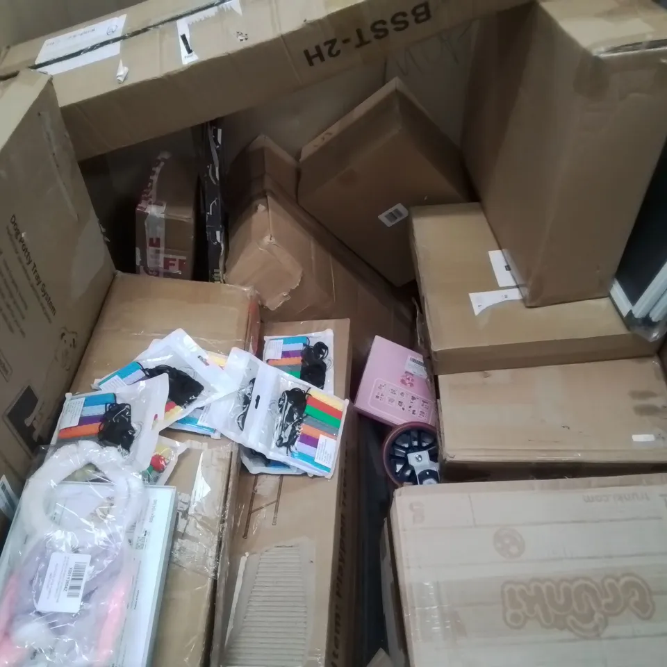 PALLET OF ASSORTED HOUSEHOLD ITEMS TO INCLUDE RADIATOR COVER, DOG POTTY TRAINING SYSTEM AND TRUNKI