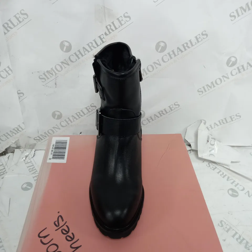BOXED PAIR OF MODA IN PELLE CORNELLE BLACK LEATHER BOOTS - UK 7