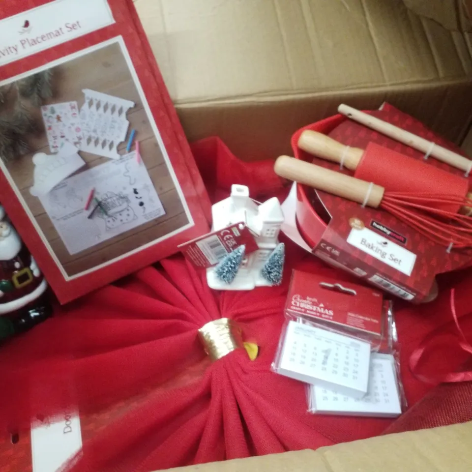 PALLET CONTAINING ASSORTED CHRISTMAS PRODUCTS & DECORATIONS INCLUDING ACTIVITY PLACEMENT SET, BAKING SET, DOOR BOWS, LINEN STOCKING & WIRE EDGE RIBBON