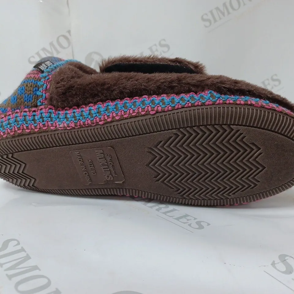 PAIR OF MUK LUKS ANIMAL SLIPPERS DOG SIZE 8