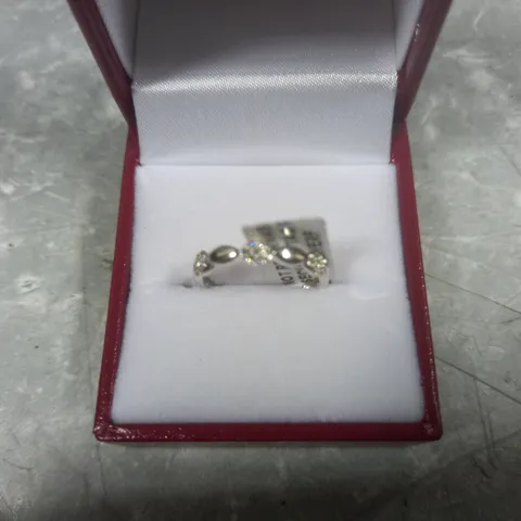 BOXED ETERNITY RING WITH 3 STONES