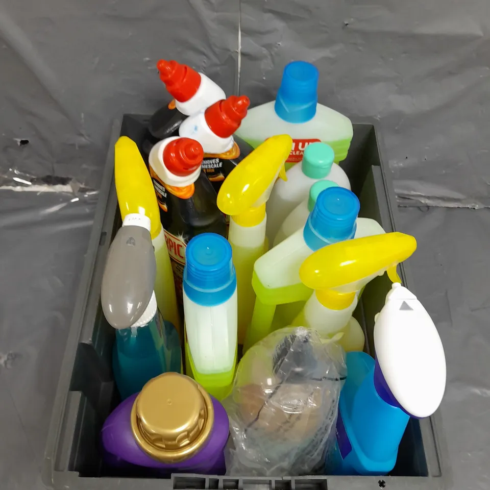 TOTE OF APPROX 10 CLEANING PRODUCTS TO INCLUDE , ALL PURPOSE CLEANER , DETERGENT , WASHROOM CLEANER , ETC 