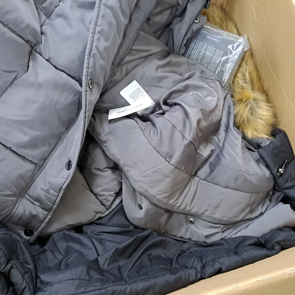 LARGE BOX OF ASSORTED CLOTHING ITEMS TO INCLUE COATS, SWEATERS AND FLEECES, ETC