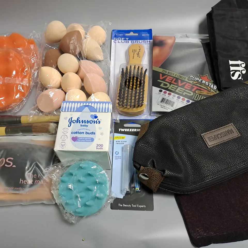LOT OF ASSORTED HEALTH AND BEAUTY ITEMS TO INCLUDEHAIRBRUSH, EYE MASK, MAKEUP APPLICATORS AND COTTON BUDS