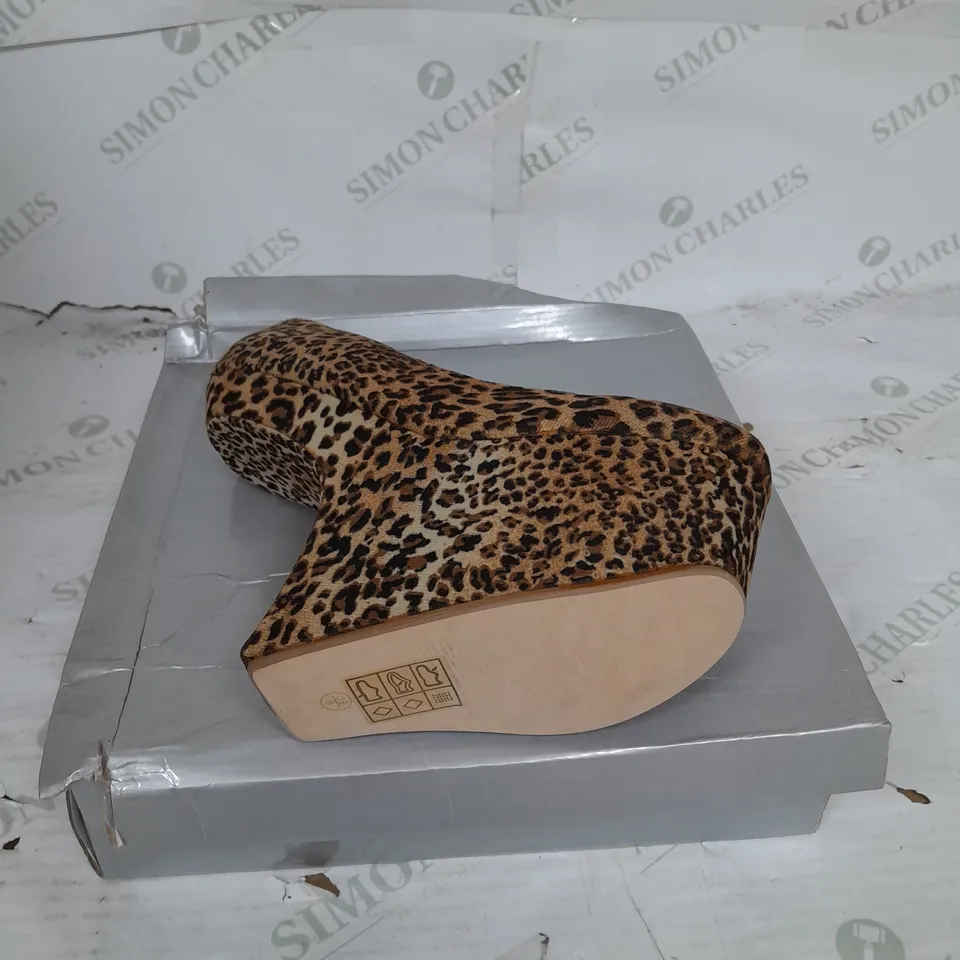 BOXED PAIR OF CASANDRA PLATFORM STRAP HEEL IN LEOPARD SUEDE SIZE 6