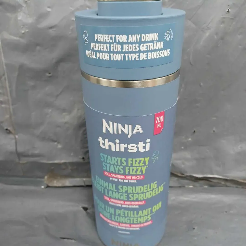 NINJA THIRSTI STAYS FIZZY 700ml BOTTLE IN BLUE