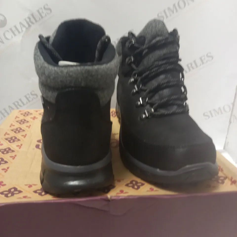 BOXED BLACK SKETCHERS WARM WORK BOOTS - SIZE 6 1/2