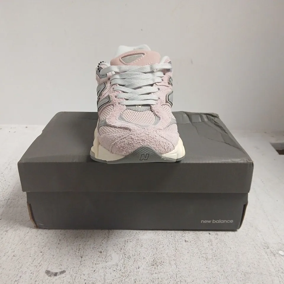 BOXED PAIR OF NEW BALANCE 9060 TRAINERS IN PINK/GREY SIZE UK 7