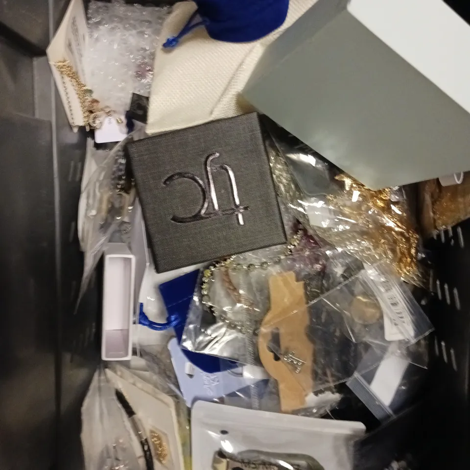 APPROXIAMTELY 30 ASSORTED BOXED & LOOSE JEWELLERY PRODUCTS TO INCLUDE RINGS, NECKLACES, EARRINGS ETC