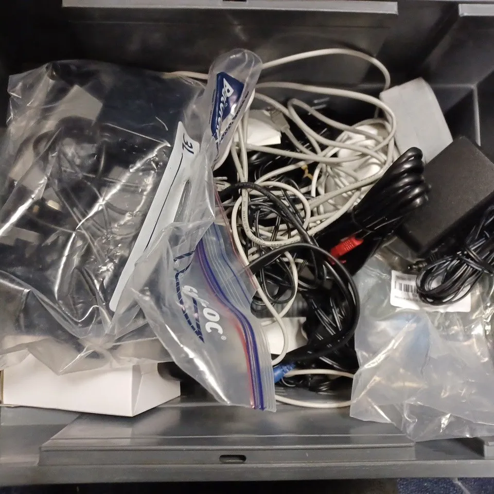 BOX OF APPROX 20 ASSORTED ITEMS TO INCLUDE - TP-LINK BLUTOOTH 4.0 USB ADAPTER - YEALINK W52P - BY EASY 4 PORT USB ECT